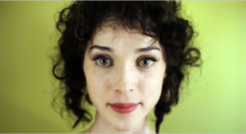 St. Vincent y Sleigh Bells cantan"Girls Just Wanna Have Fun"