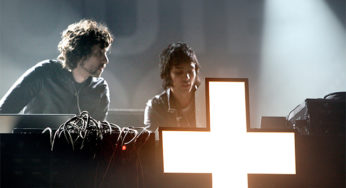 Justice volvió con un luminoso y sideral video para su nueva canción:"Stop"