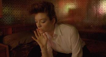 Lorde estrena video de su nuevo single “Yellow Flicker Beat”