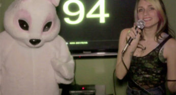 Speedy Ortiz hacen karaoke con un conejo en"The Graduates"