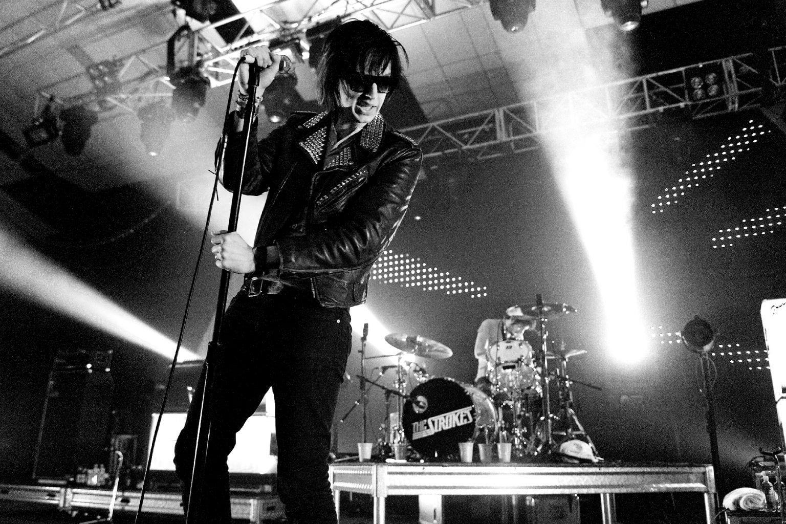 The Strokes hizo bailar a Alex Turner y Miles Kane