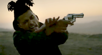 The Weeknd carga el arma en el video de"Tell Your Friends"