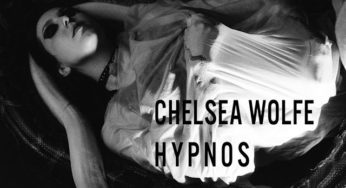 Chelsea Wolfe con una serpiente en su nuevo video"Hypnos"