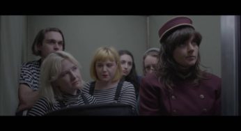 El nuevo video de Courtney Barnett,"Elevator Operator", está lleno de estrellas