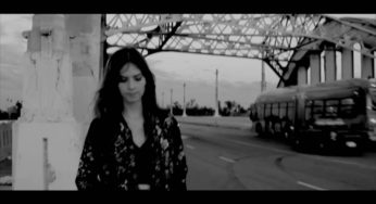 Silver Rose entre paisajes en blanco y negro para el video de"Take Me Home"