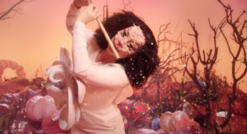 Mirá a Björk tocar la flauta en su nuevo video"Utopia"