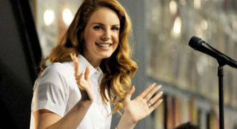 Lana del Rey va a un karaoke para cantar sus propias canciones