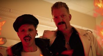 Josh Homme participa en el nuevo video de Jake Shears:"Big Bushy Mustache"