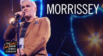 Morrissey se presentó en la TV vistiendo una remera con su cara