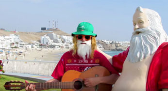 Papá Noel visita la playa de Perú en el nuevo video de Chico Unicornio