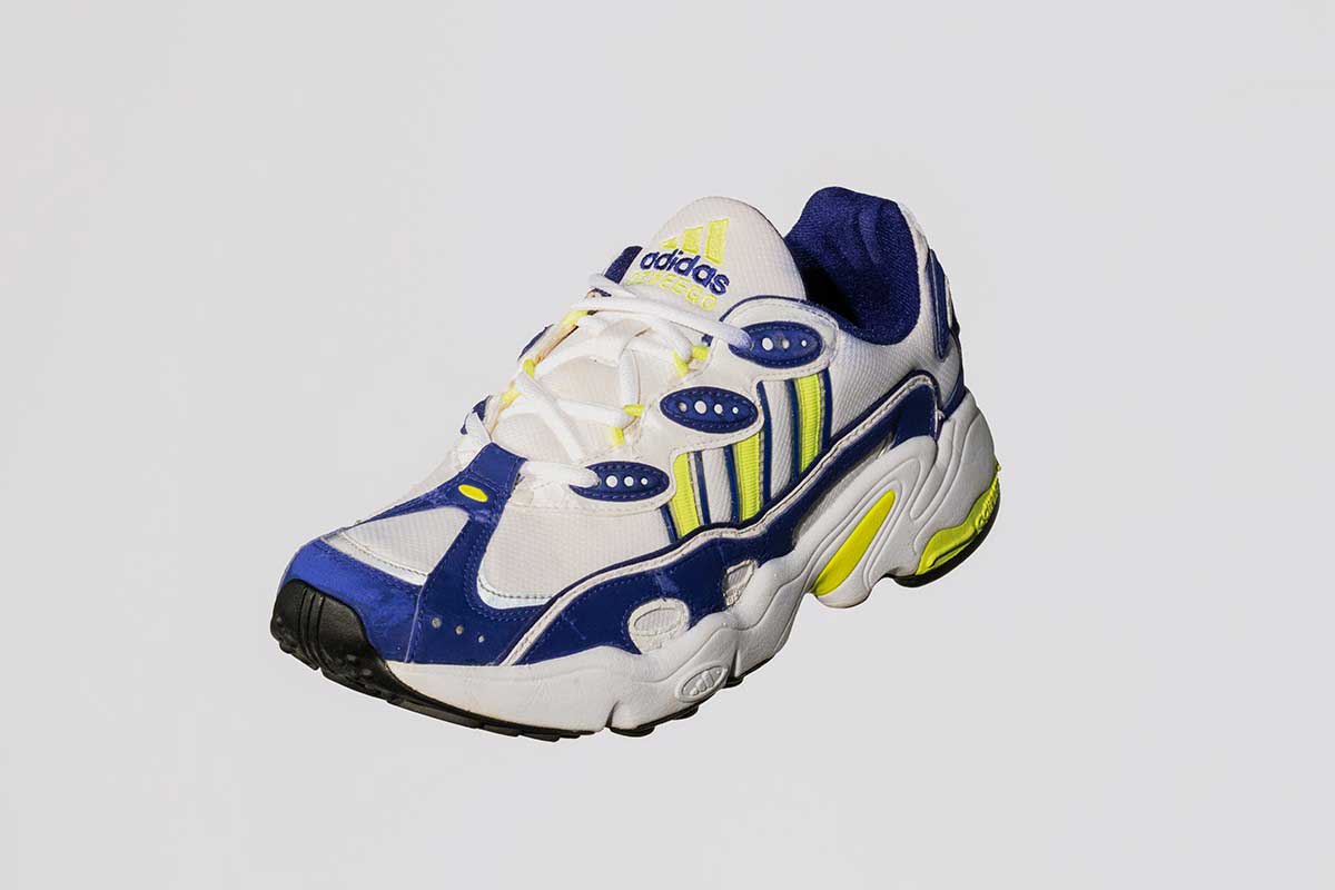 La evolución de adidas OZWEEGO, las zapatillas de 90's que se reinventaron para el