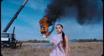 Charli XCX prende fuego un Mercedes-Benz en su nuevo video