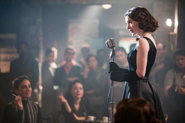 Rachel Brosnahan con un micrófono en La maravillosa Sra. Maisel