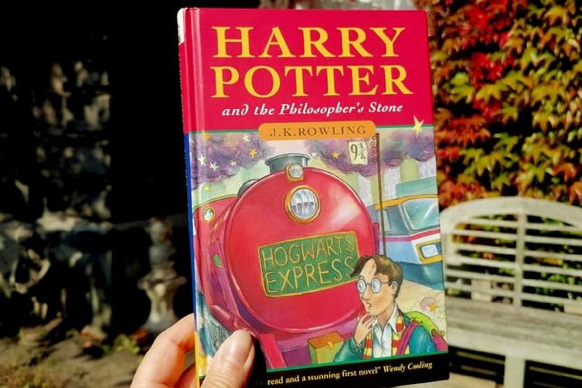 Subastan una de las primeras copias firmadas de Harry Potter y la piedra filosofal