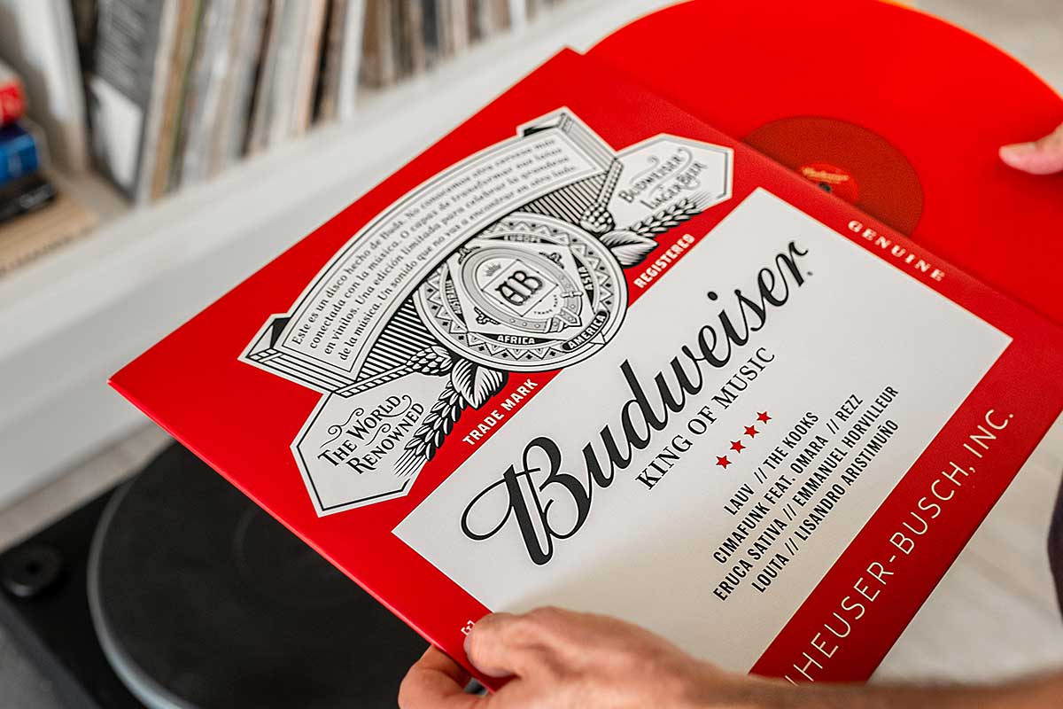 Budweiser celebra el mes de la música con vinilos sustentables