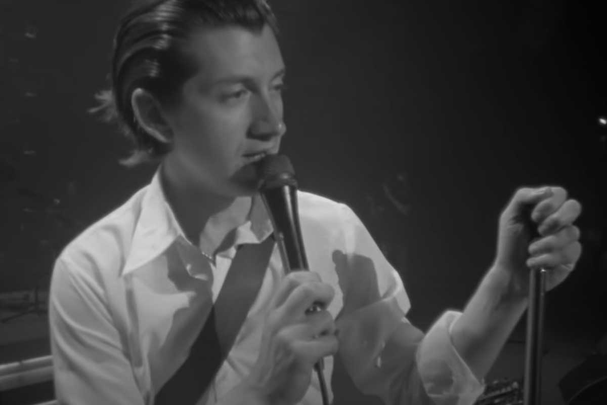 Alex Turner de Arctic Monkeys interpretando "Arabella" en el Royal Albert Hall