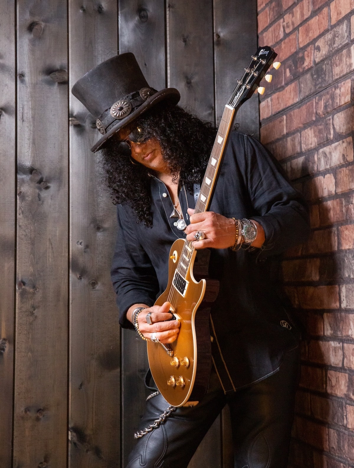 hemisferio autómata Adolescente Slash dedica su nueva guitarra Gibson a la mujer que le robó los  instrumentos en los 90