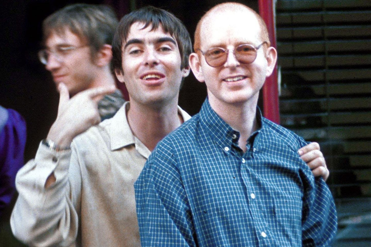 Liam Gallagher de Oasis y Alan McGee de Creation Records