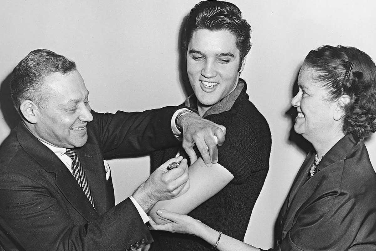 Elvis Presley vacunándose en vivo en el show de Ed Sullivan