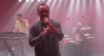 Future Islands llevó su synth pop emocional a la TV