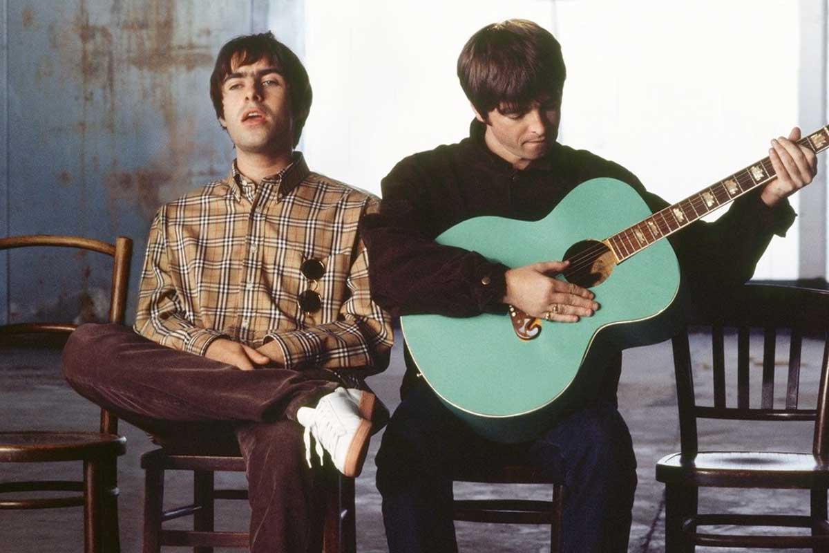 Noel Gallagher y su hermano Liam en Oasis