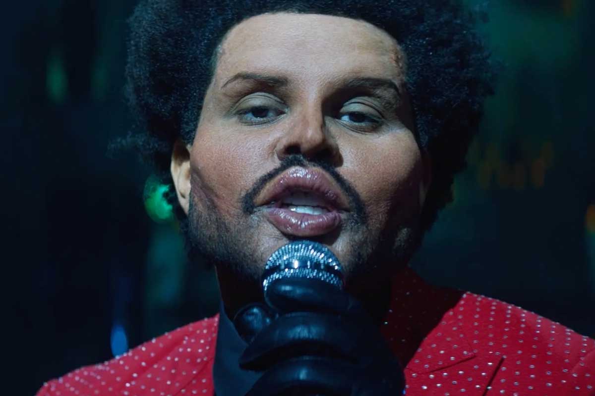 The Weeknd en el video "Save Your Tears"