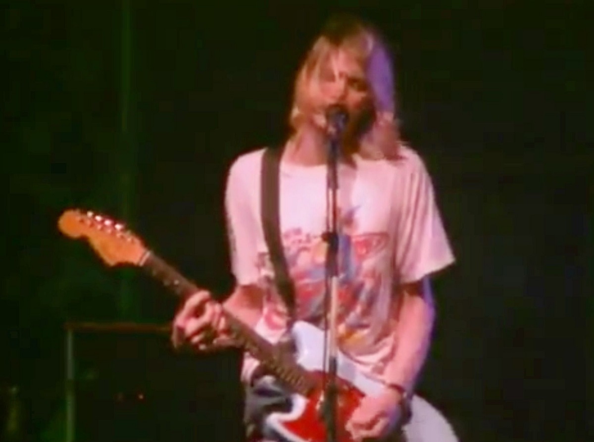 Kurt Cobain usando la remera de Sonic Youth