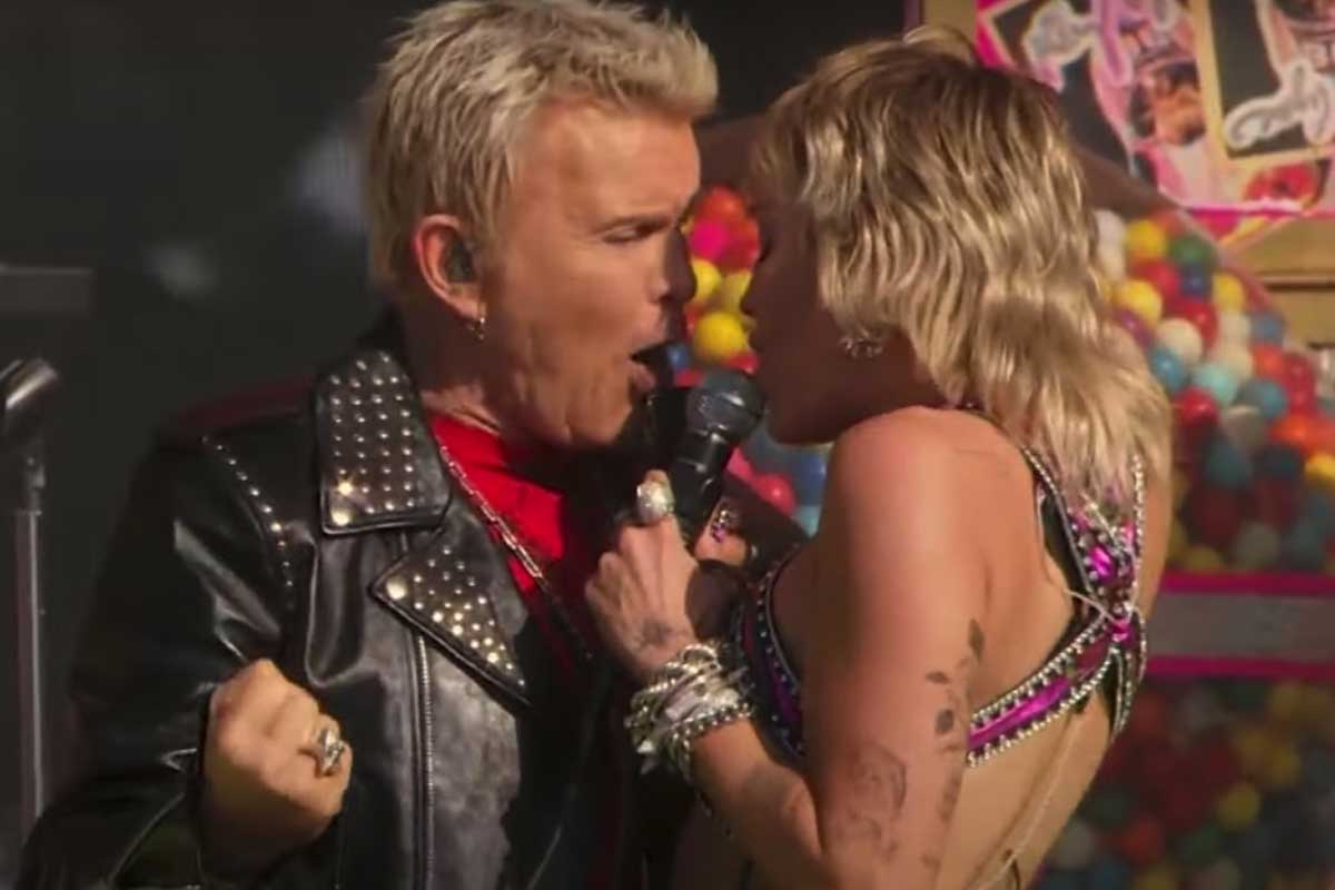 Billy Idol y Miley Cyrus en su show del Superbowl