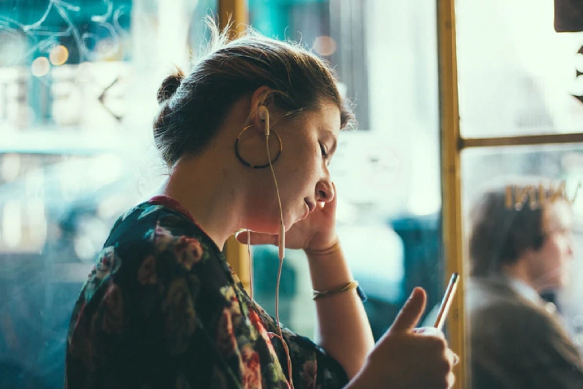 Estudio revela por qué la gente tiende a escuchar música de su juventud