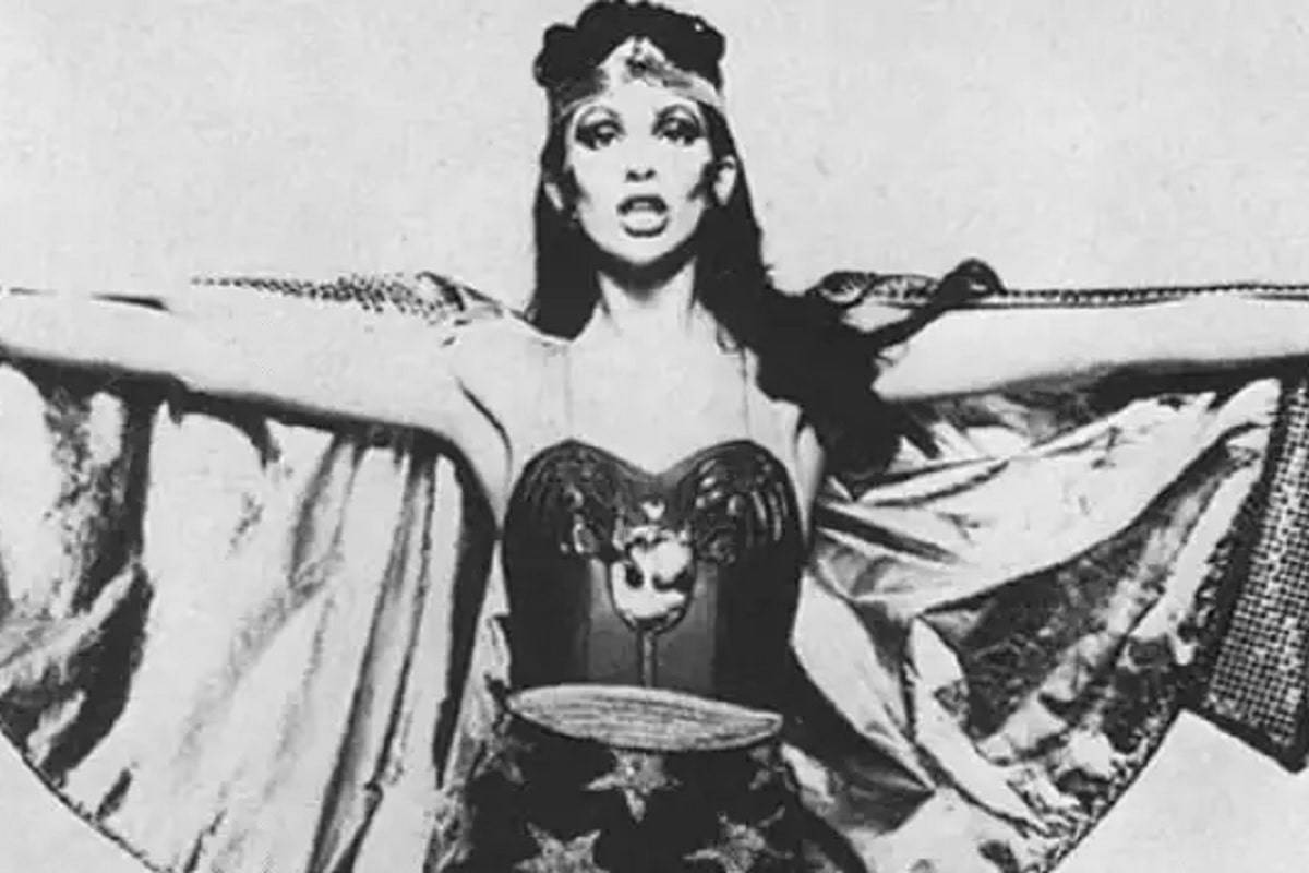 Angie Bowie como Wonder Woman