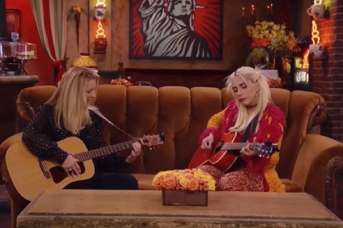 Lisa Kudrow y Lady Gaga en el episodio especial de Friends