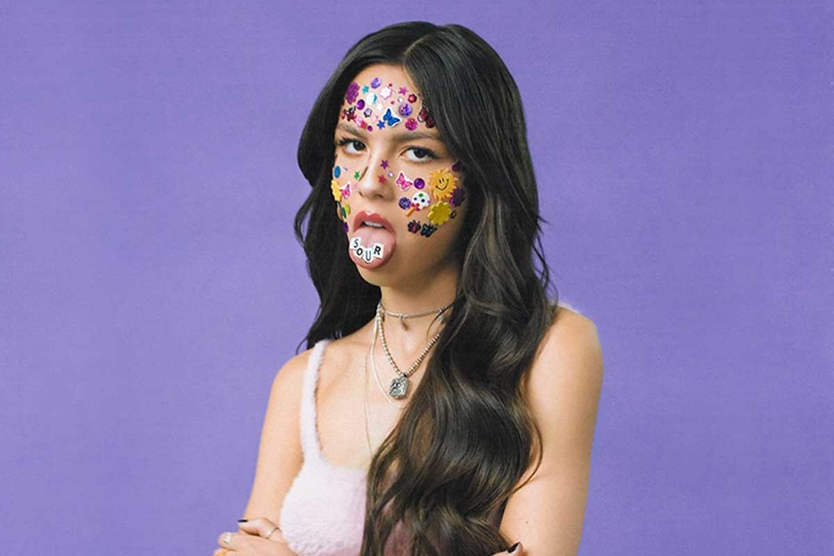 Olivia Rodrigo en la portada del disco Sour