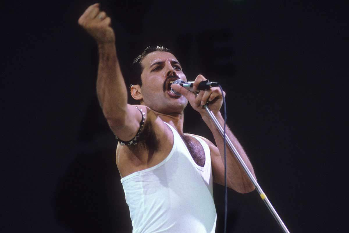 Freddie Mercury de Queen en el show en Live Aid