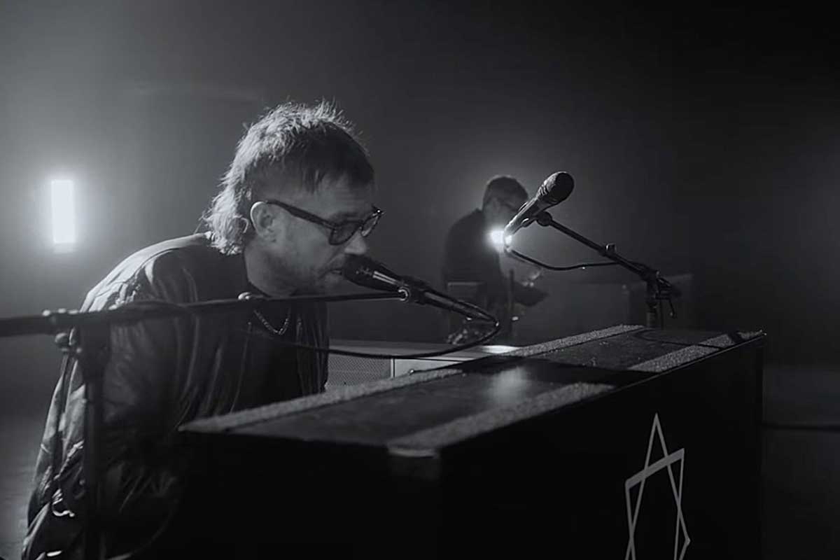 Damon Albarn en el video de "Polaris"