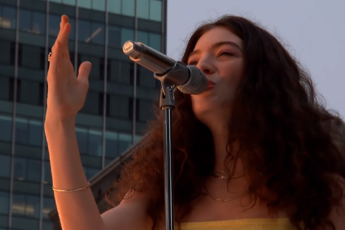 Lorde interpreta "Solar Power"