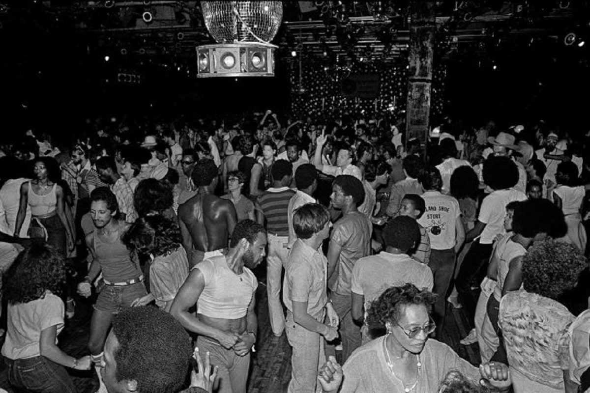 La gente baila en la discoteca de Nueva York.