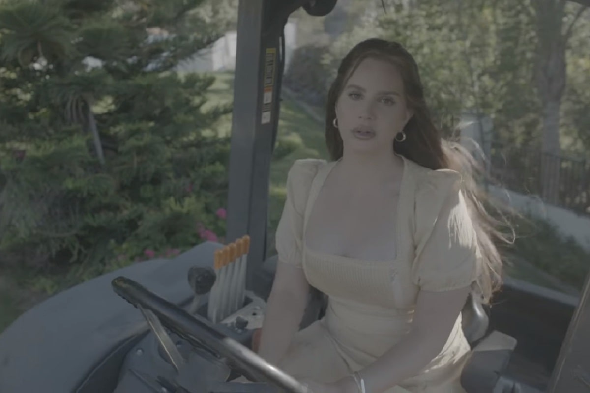 Lana del Rey en el video de "Blue Banisters"