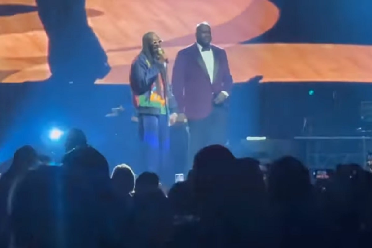 Snoop Dogg & Shaq cantan "Nuthin' but a "G" Thang".