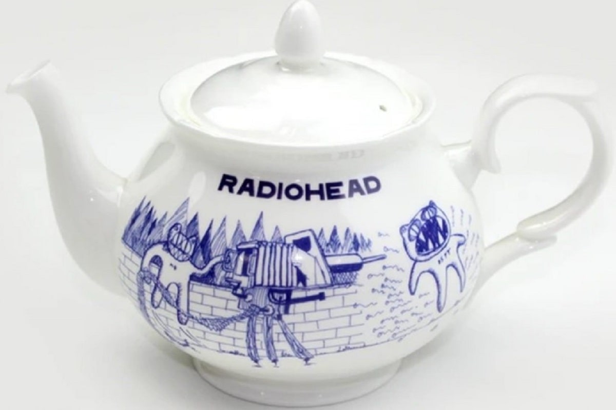 Entre los objetos a la venta, Radiohead lanzó un juego de té con diseño exclusivo.