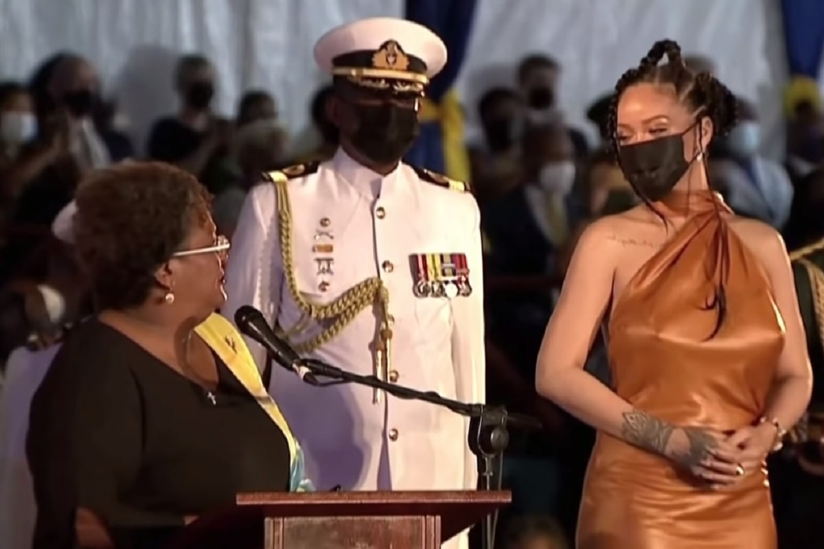 Rihanna es nombrada heroína nacional de Barbados.