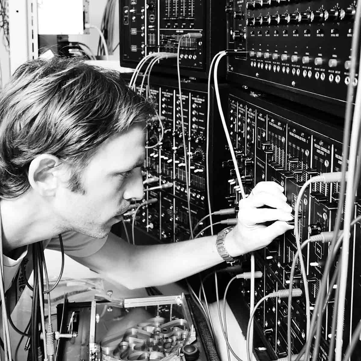 Agustín Spinetto en el laboratorio de sintetizadores de la Universidad Nacional de Bellas Artes y Música de Tokio