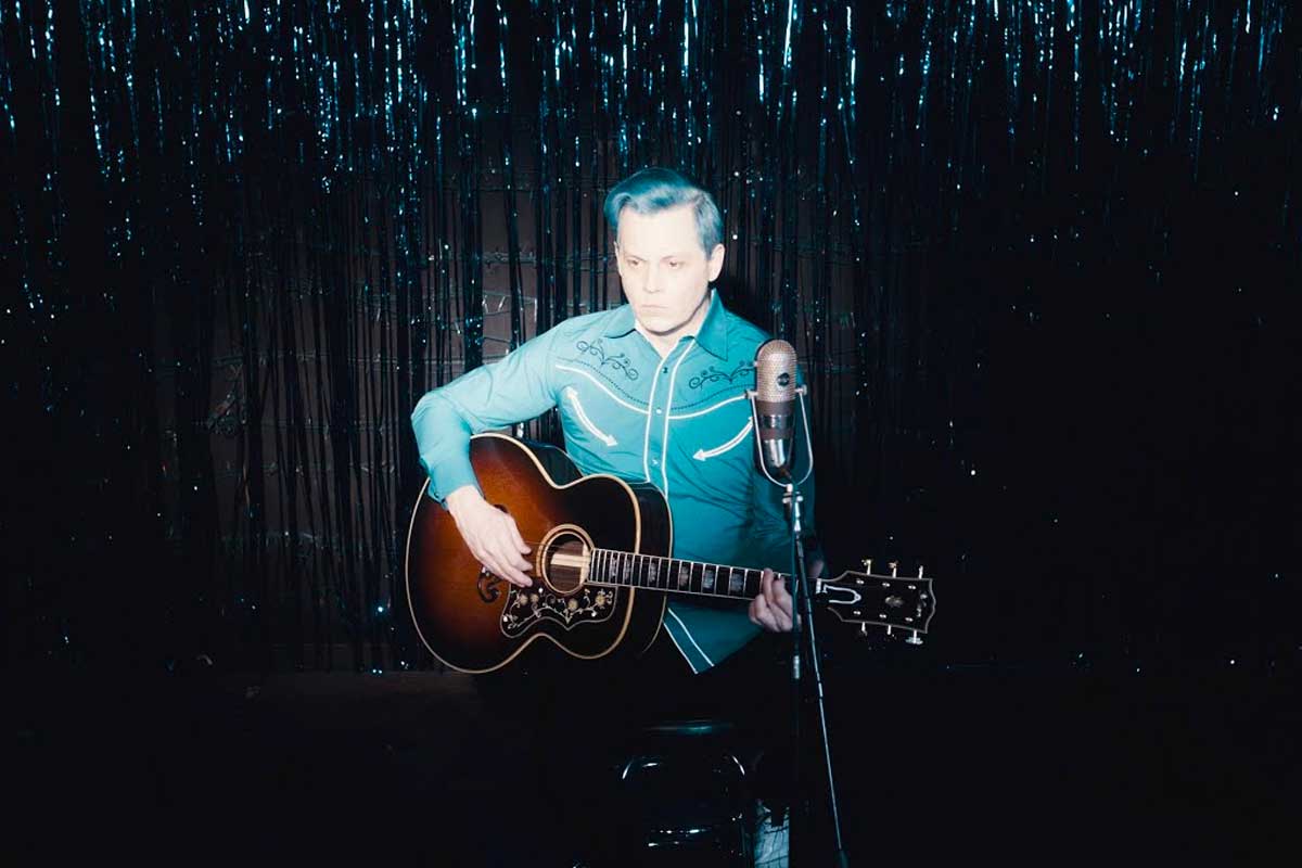 Jack White en el video de"Love Is Selfish"