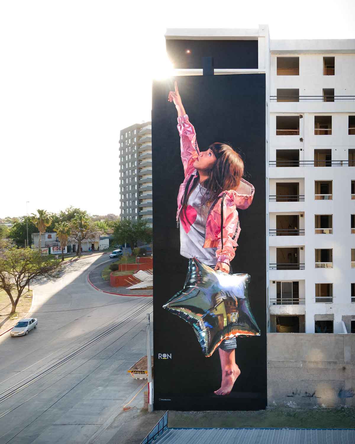 "Olivia mira el cielo", mural de Martín Ron