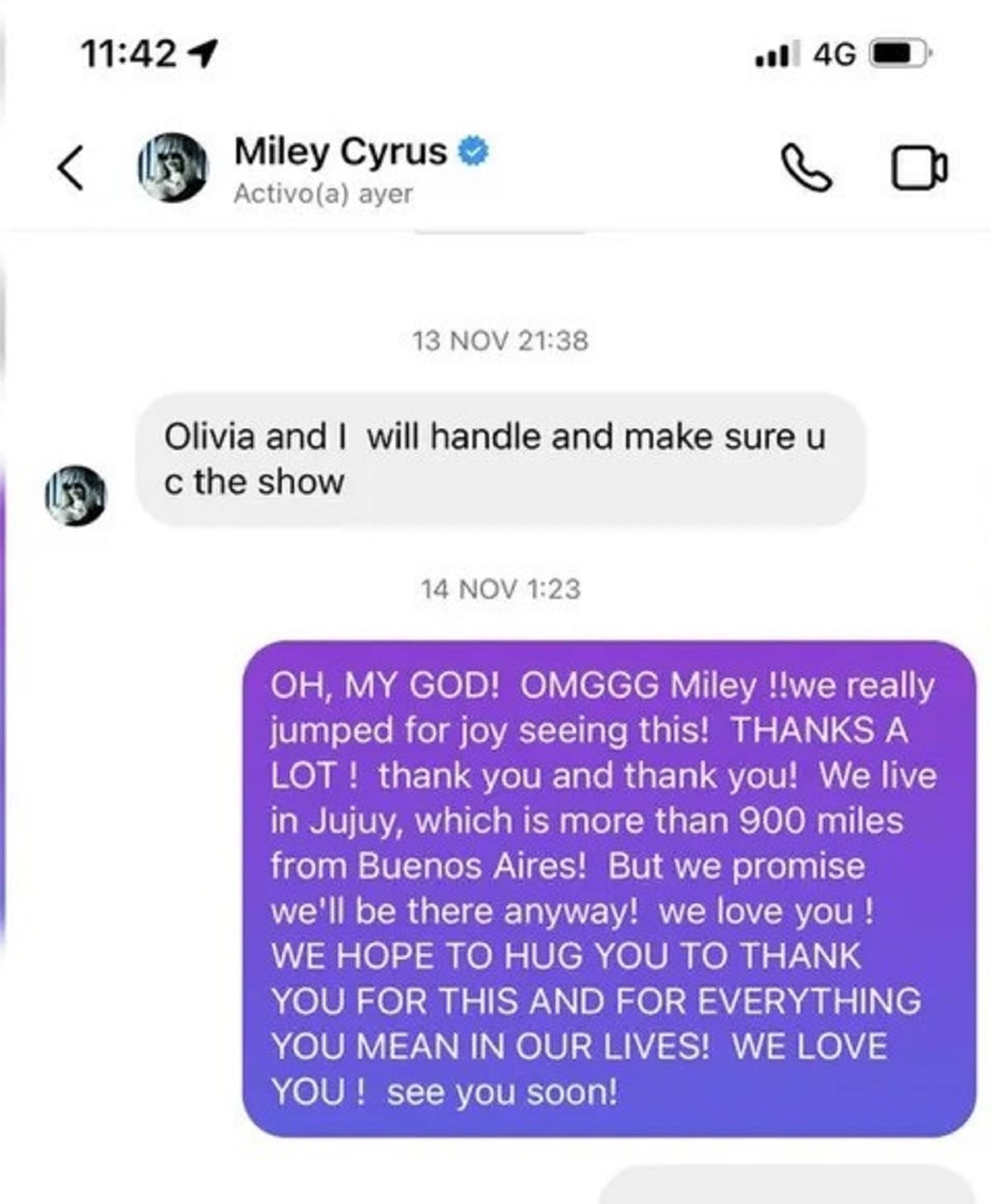 Miley Cyrus invita a un pequeño fan a su show.