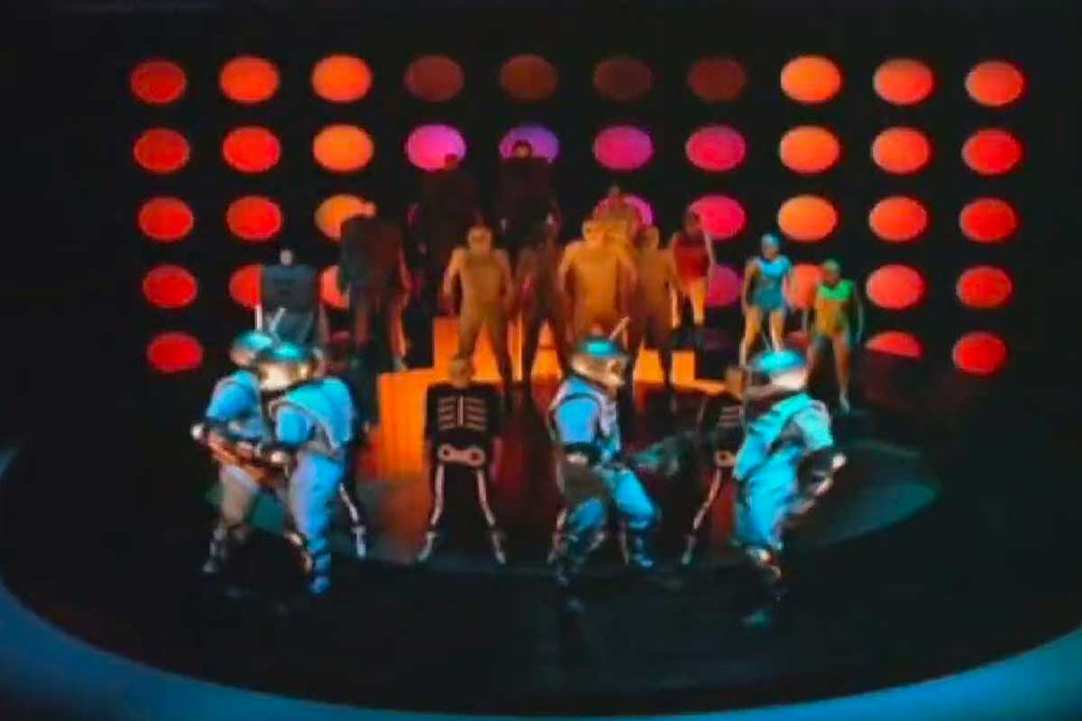 Fotograma del video "Around the World" de Daft Punk