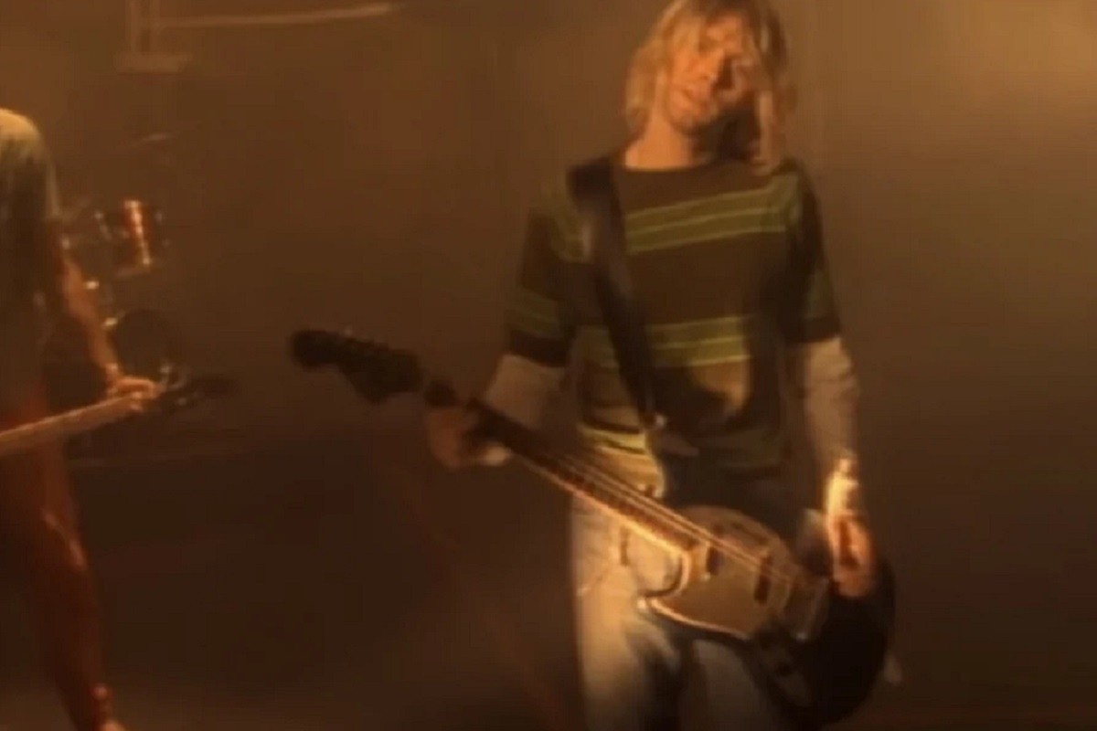 Kurt Cobain con la guitarra que será subastada.