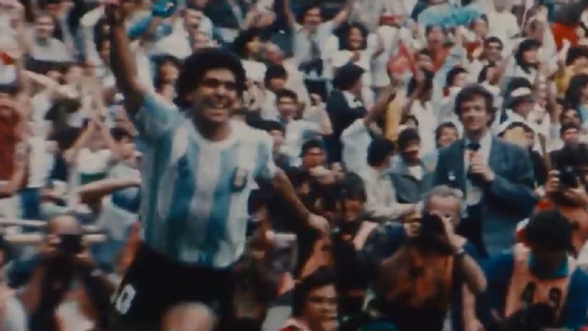 Diego Maradona en el video de la canción de Qatar 2022.