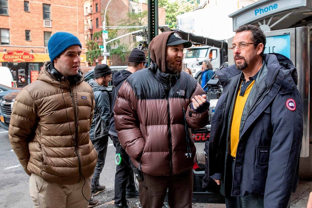 Josh y Benny Safdie con Adam Sandler durante la filmación de Uncut Gems.