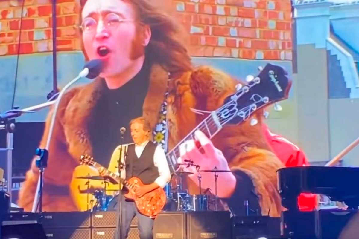 Paul McCartney junto a John Lennon en pantalla.