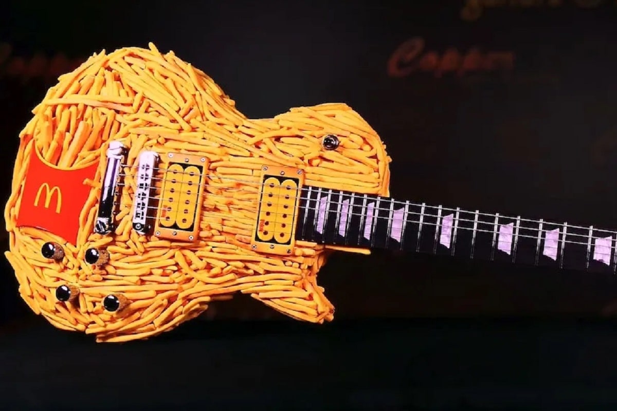 Youtuber crea una guitarra a base de papas fritas